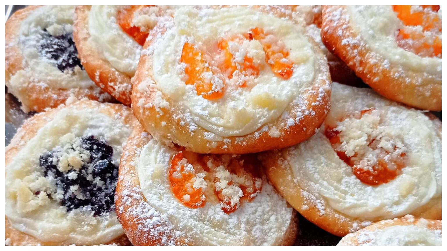 Koláče s tvarohem, borůvkami a meruňkami