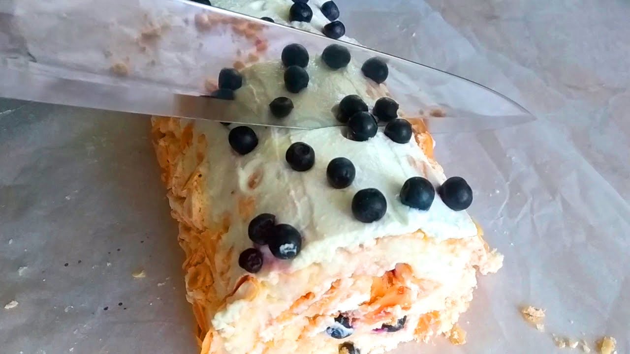 Borůvková pusinková roláda s tvarohovým krémem a mandlovými lupínky