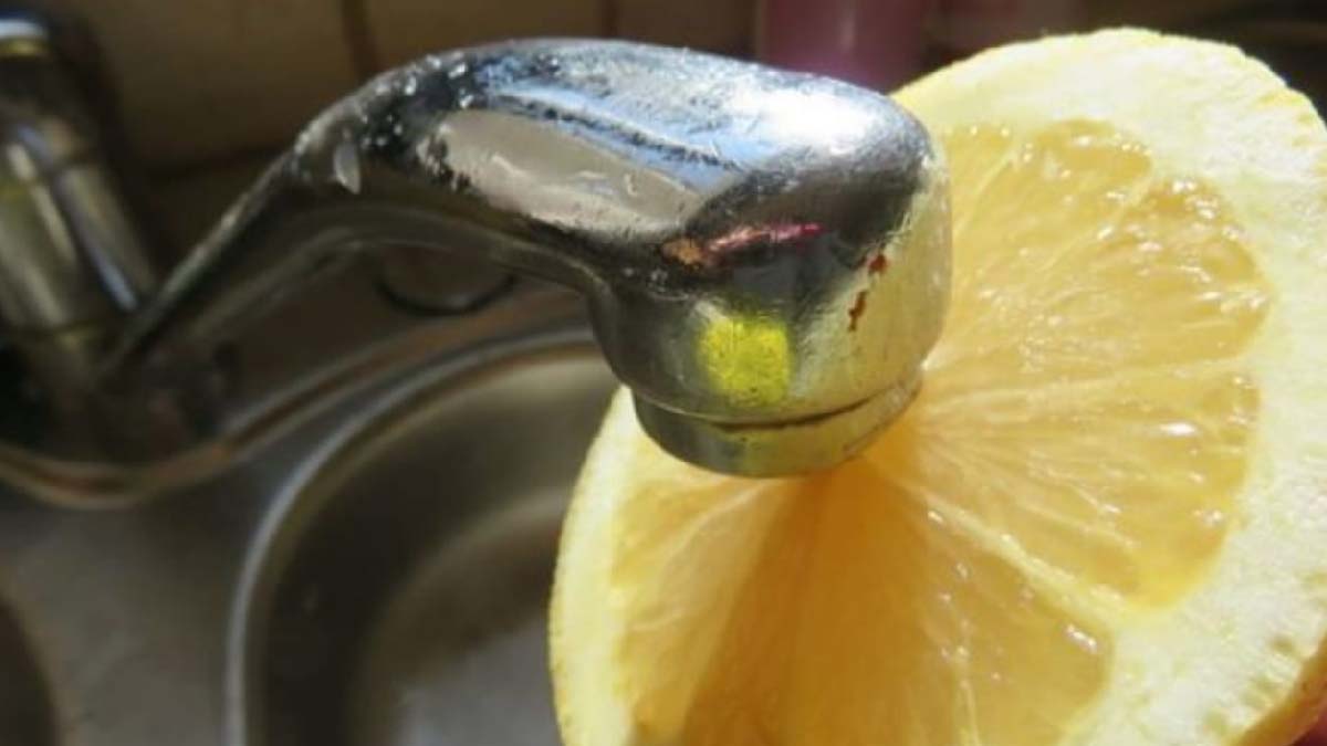 Co se stane, když si otřete půlku citronu na dřezu? Výsledek vás uchvátí