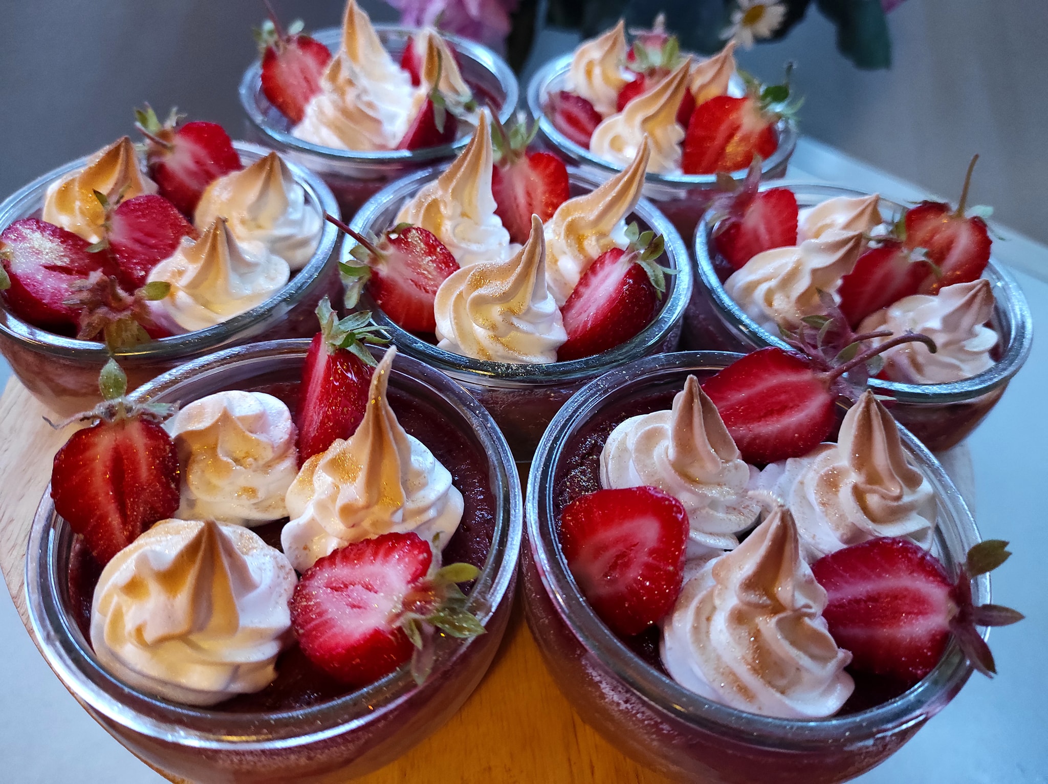 Delikátní jahodové bezlaktózové Crème brûlée z mandlové smetany