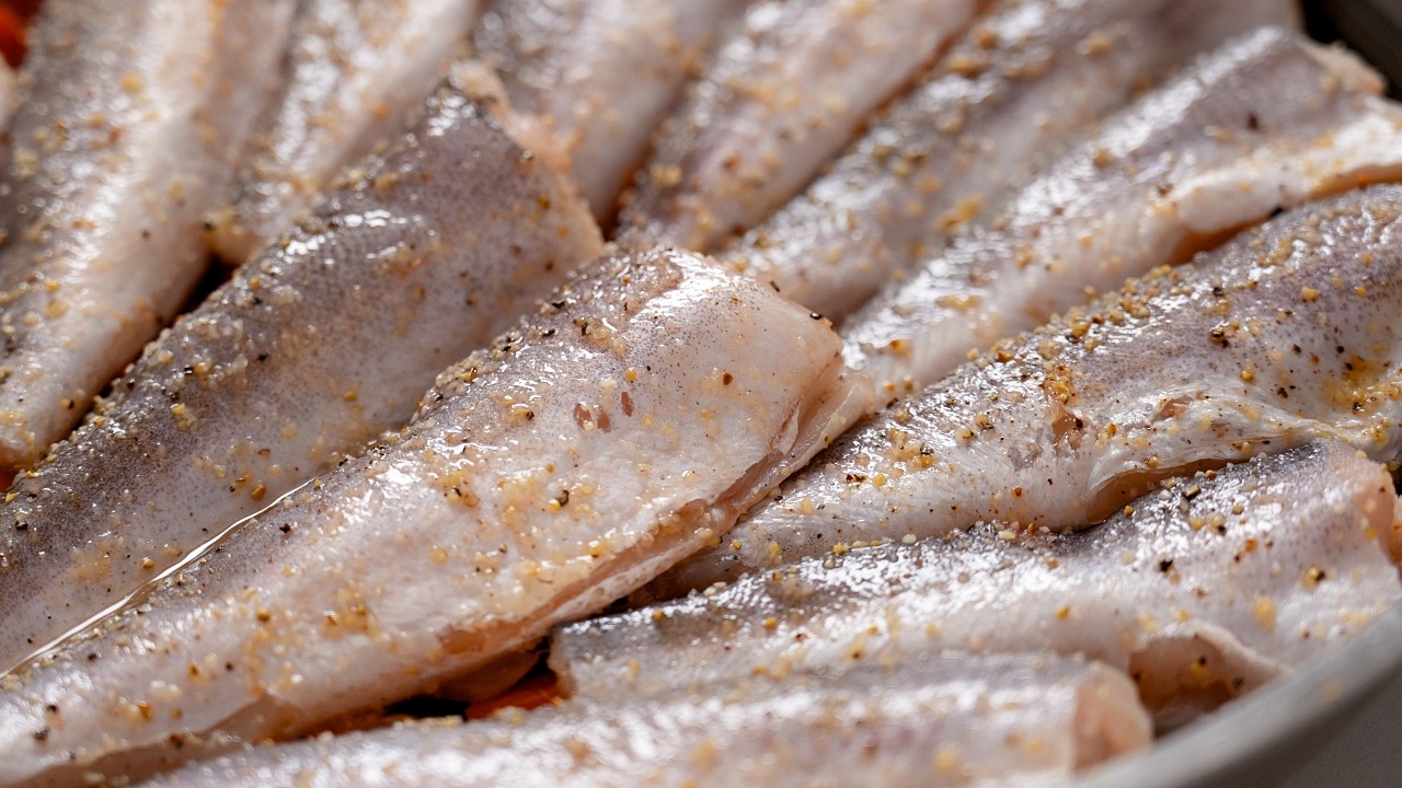 Dušená treska se zeleninou v rajčatové omáčce s bylinkami – lehký a zdravý recept plný chutí