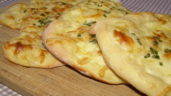 Inspirace na slané mlsání – Jogurtové placky se sýrem a pažitkou!