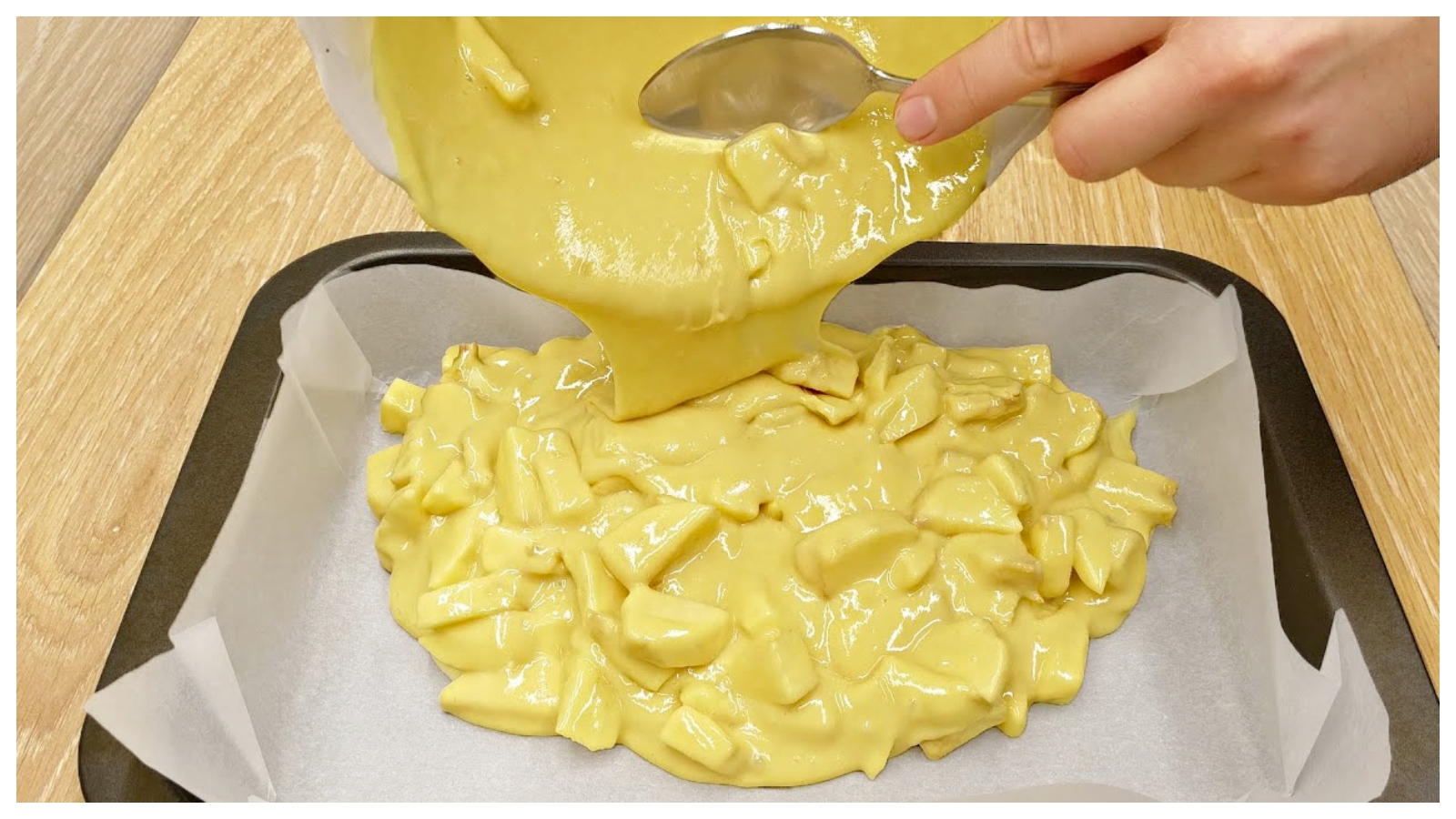 Jablečný koláč s krémem, který roztaje v ústech: Rychlý a snadný recept