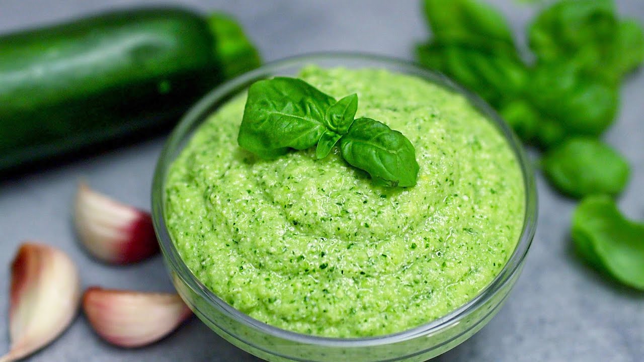Jednoduché domácí cuketové pesto s česnekem a parmazánem