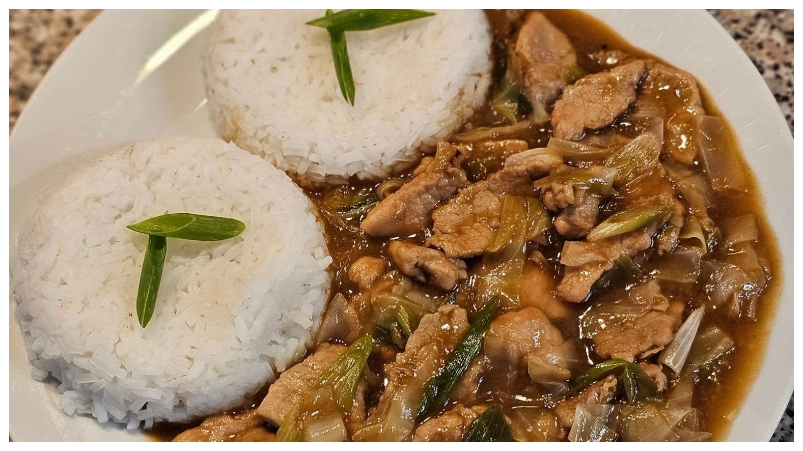 Jednoduchý recept na švejžužu z vepřového masa s rýží: Oběd, který si každý zamiluje