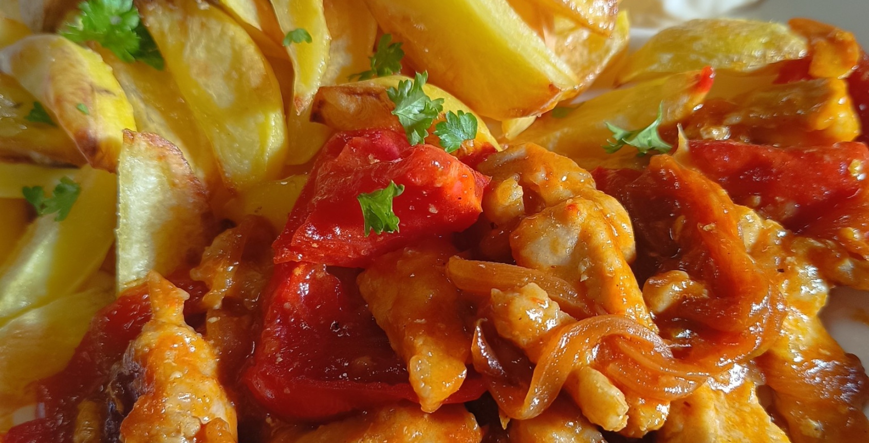 Kotleta ve směsi zeleniny s pečenými bramborami – rychlý a chutný oběd