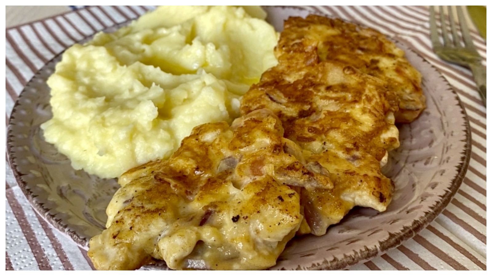Kuřecí maso naporcuji a přidám dvě ingredience: Dokonale rychlé placičky k obědu