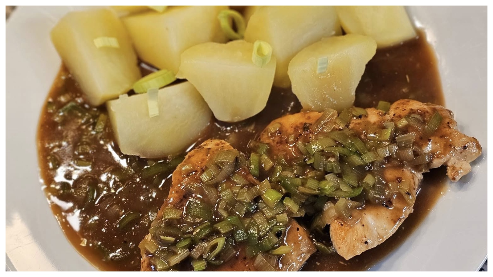 Kuřecí prso na pórku s bramborem – jednoduchý a rychlý recept