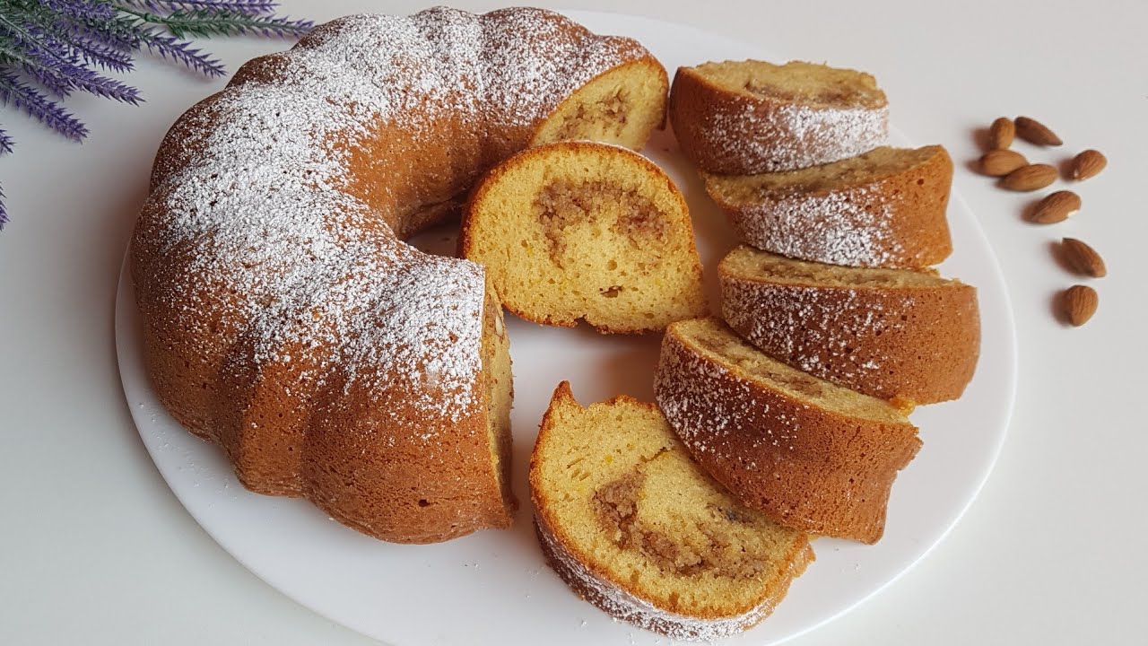 Lehká a vláčná vanilkovo-citronová bábovka s křupavými mandlemi