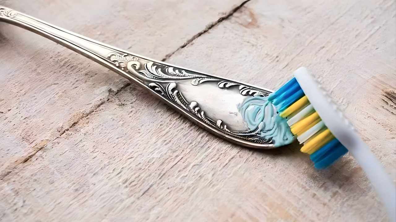 Nanáší zubní pastu na příbory, co se stane pár minut poté: neočekávané.