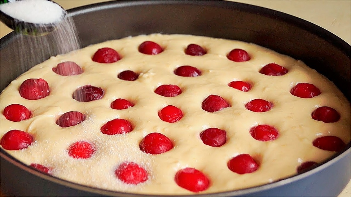 Ovocný koláč, který se jednoduše rozplývá v ústech. Rozhodně si tento recept uložte!