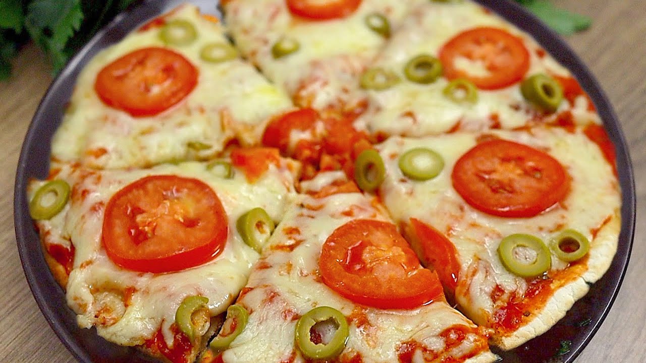 Pizza z pánve bez trouby: Oboustranná pita pizza s mozzarellou, rajčaty a olivami