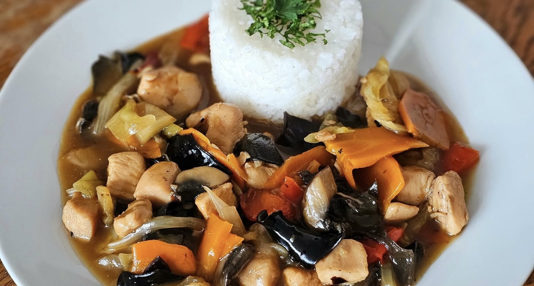 Připravte si autentické kuřecí Sečuán – rychlé, pikantní a neuvěřitelně aromatické jídlo,