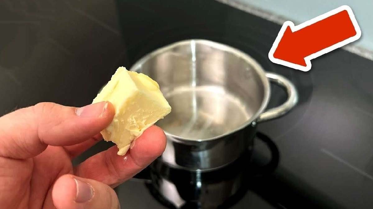Proč šéfkuchaři otírají kousek másla na okraji hrnce?