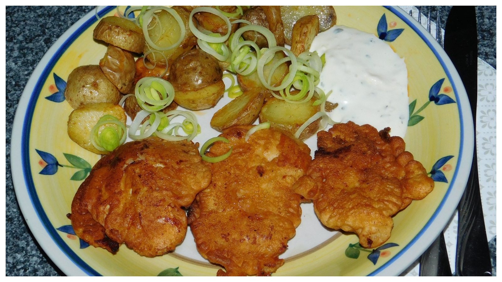 Recept na kuřecí kousky v česnekovém těstíčku a pečený brambor