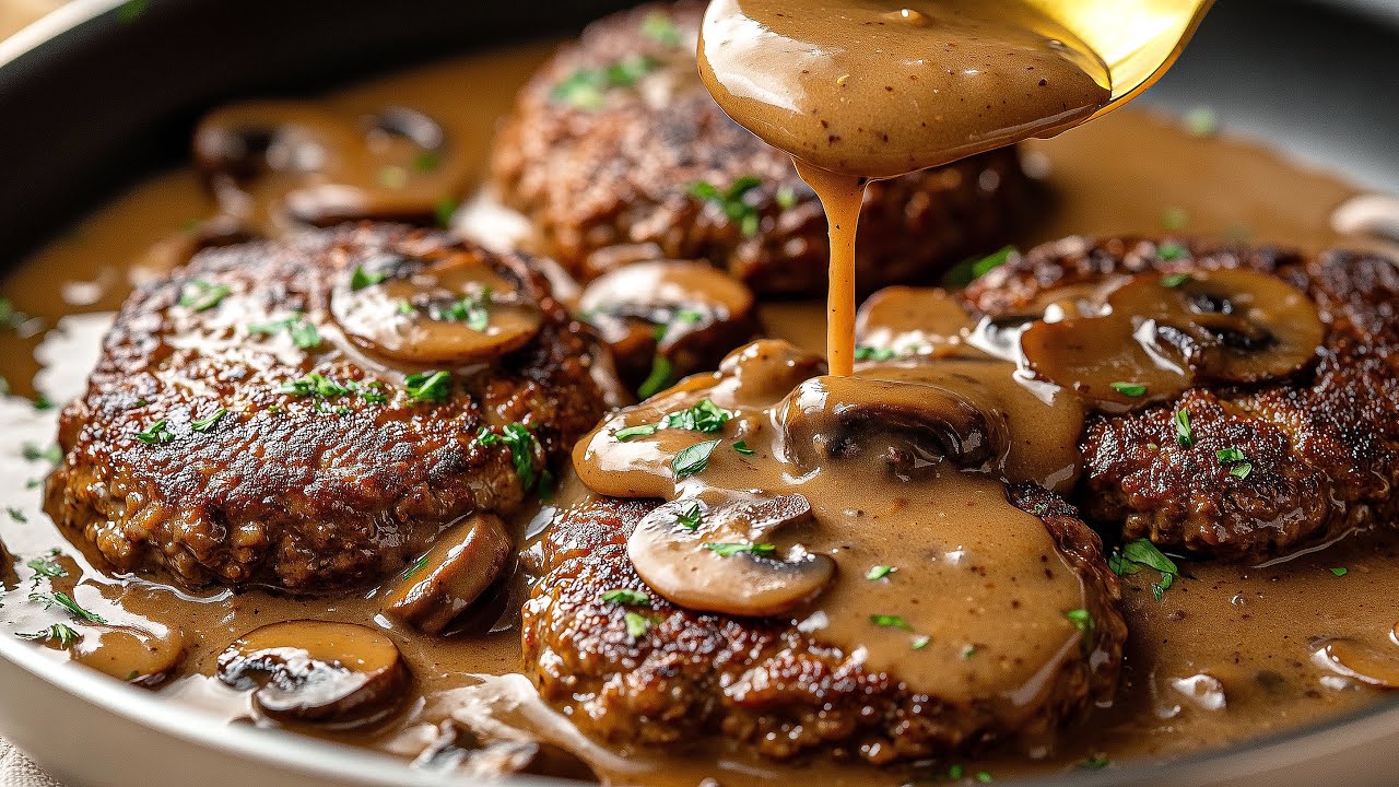 Recept na mleté hovězí steaky s krémovou houbovou omáčkou a bramborovým pyré