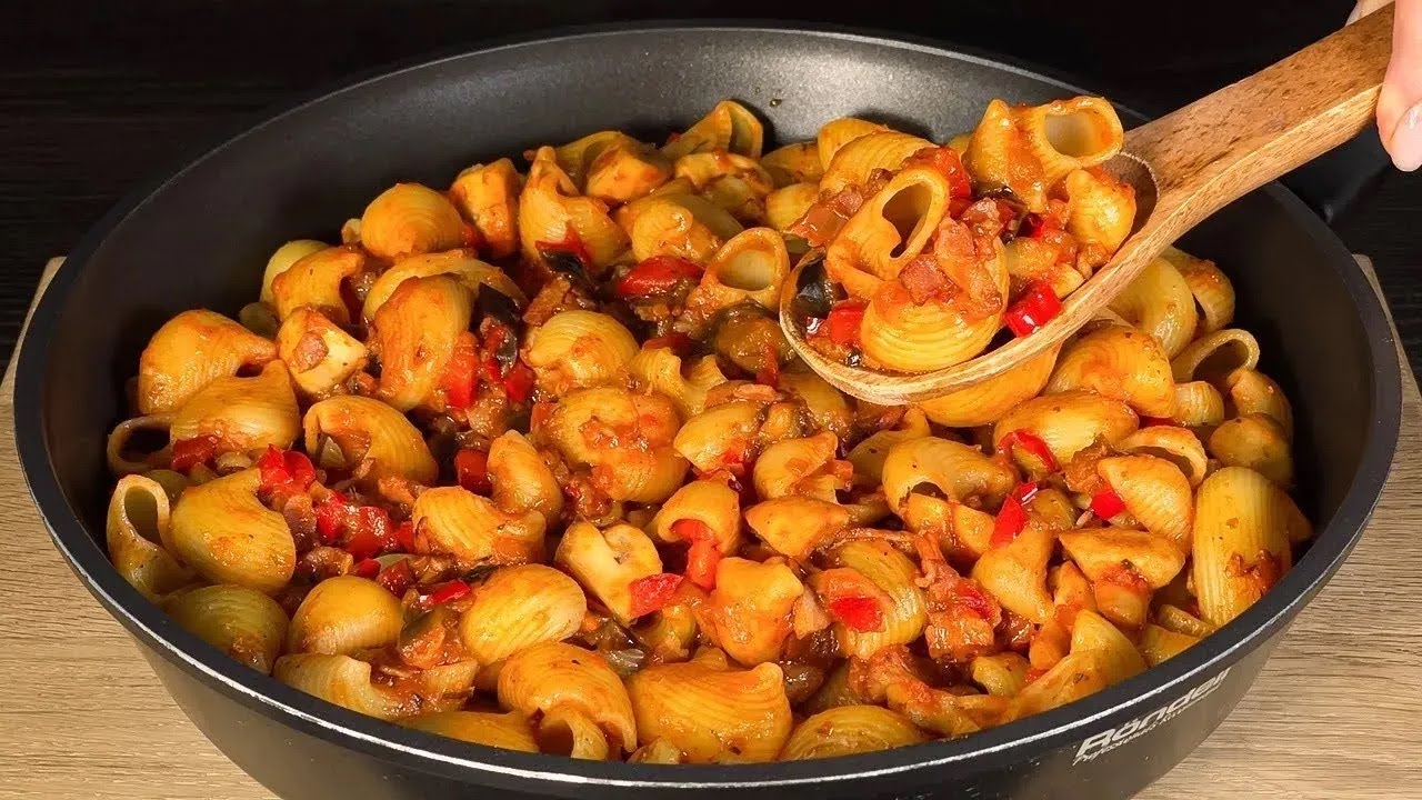 Recept na těstoviny s lilkem, slaninou a houbami v rajčatové omáčce