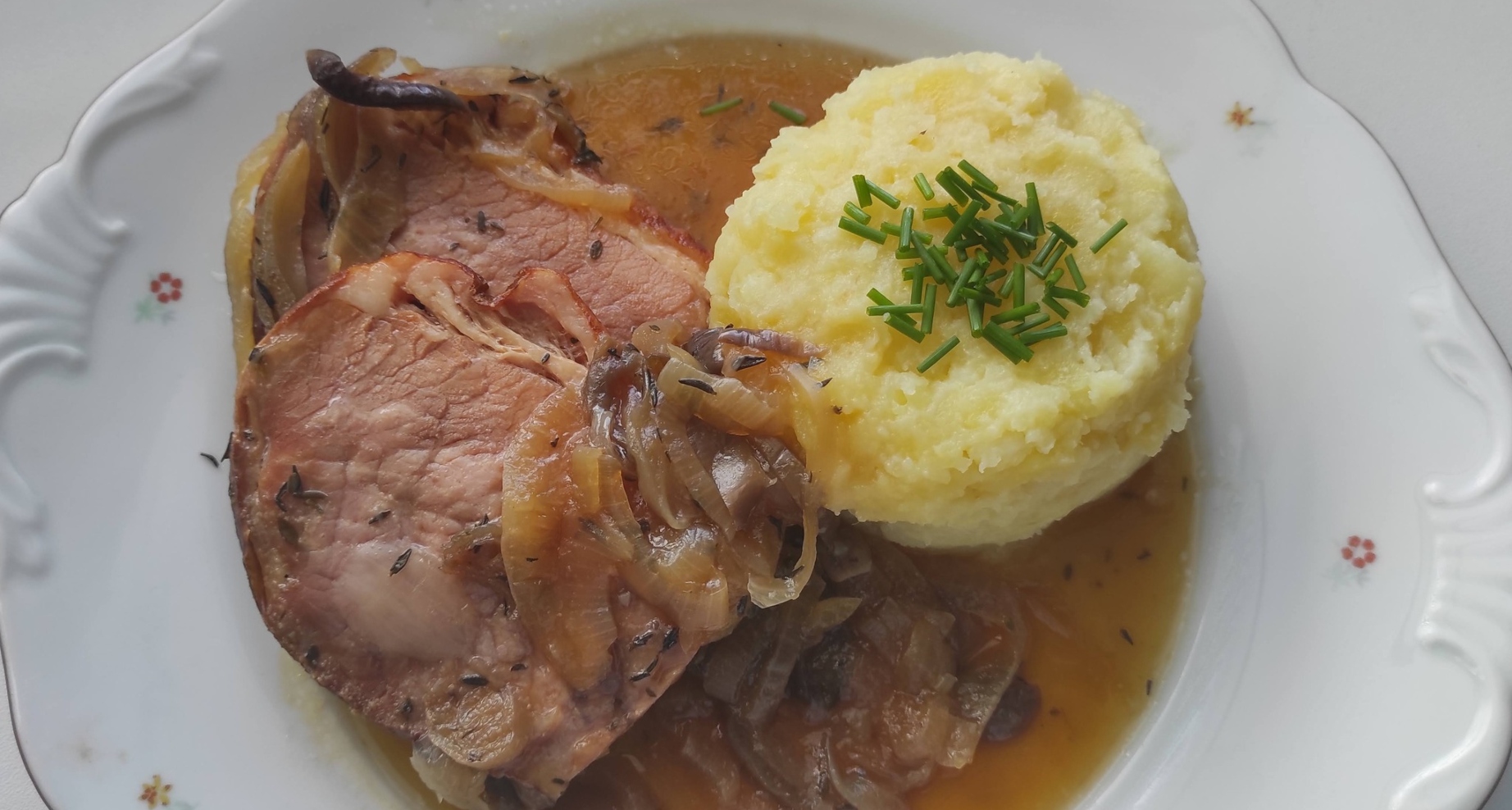 Recept na uzenou plec na pivě se šťouchanými bramborami