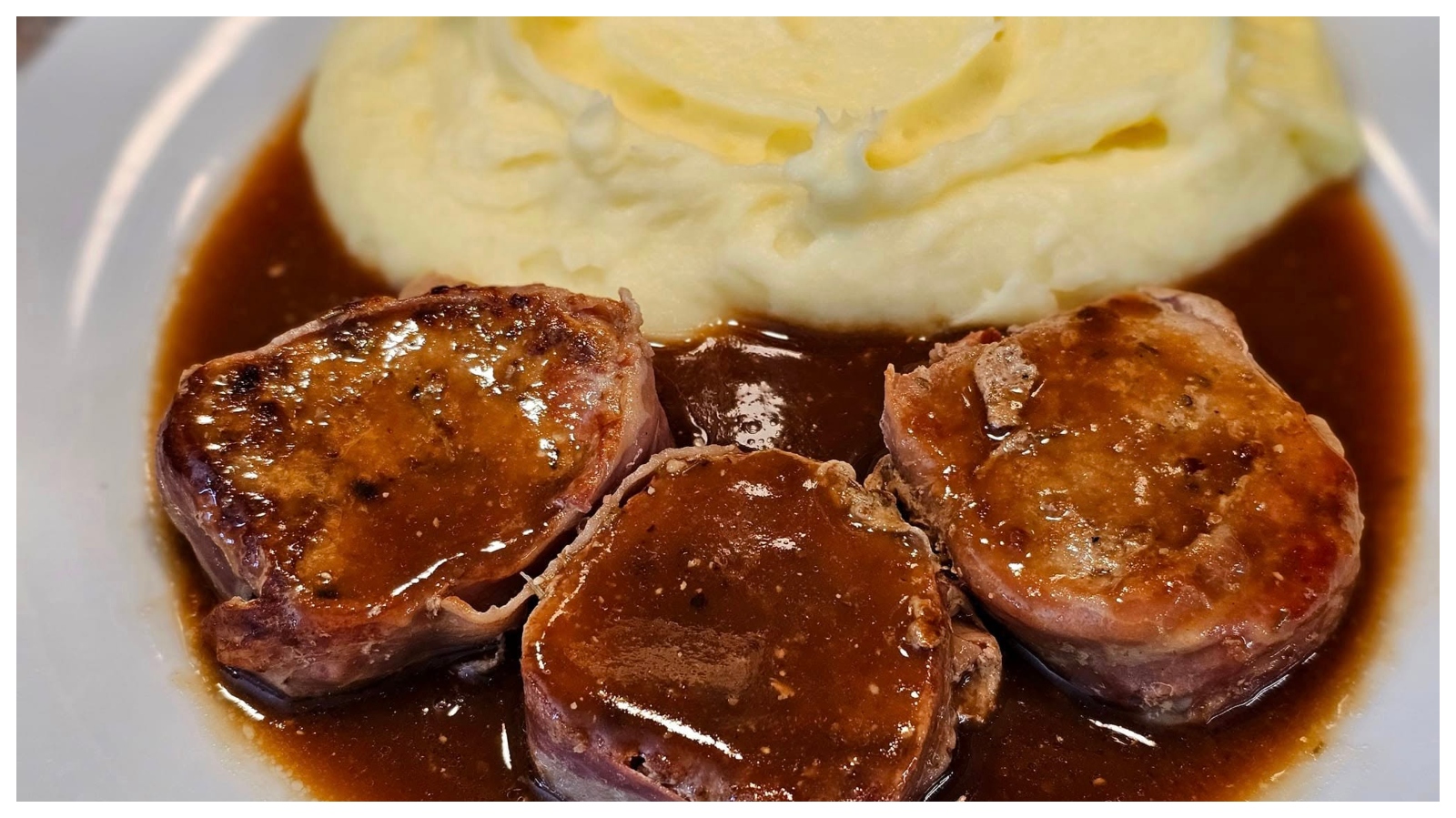 Recept na vepřovou panenku ve slaninovém kabátku s bramborovou kaší a bohatým sosem