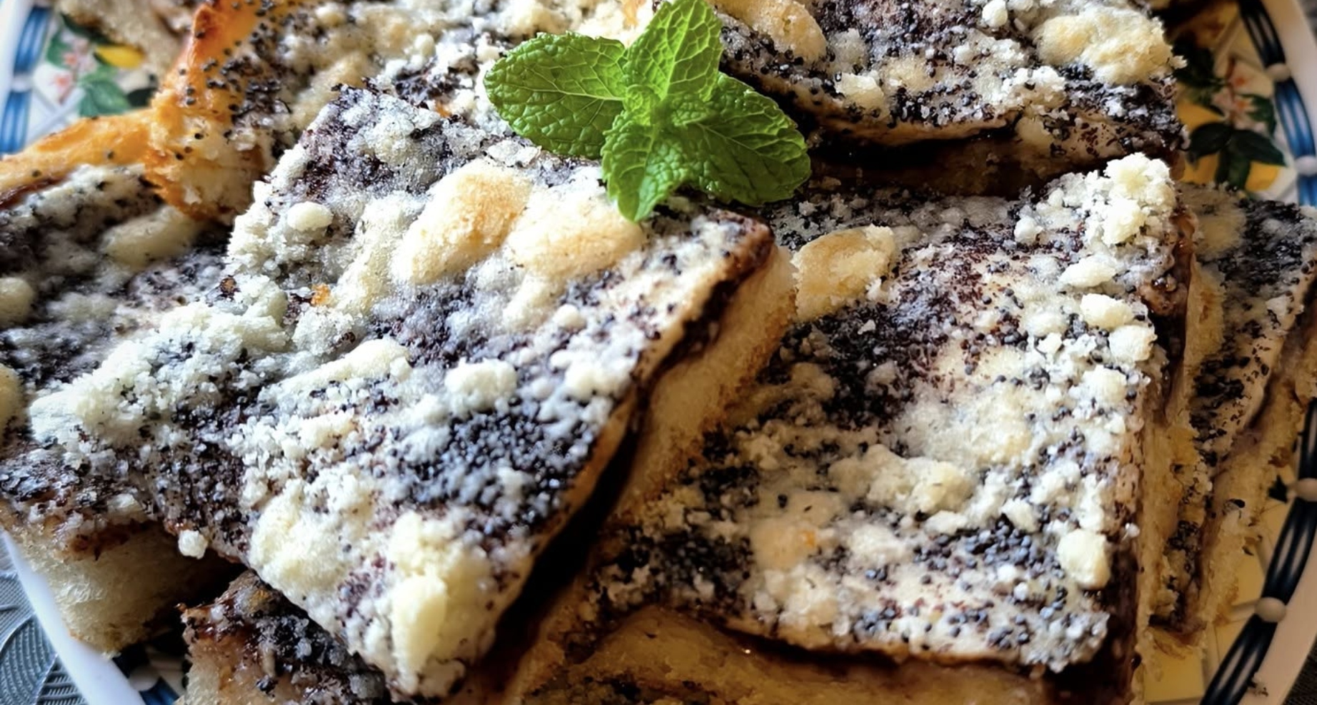Recept na vynikající kynutý koláč s tvarohem, povidly, mákem a drobenkou