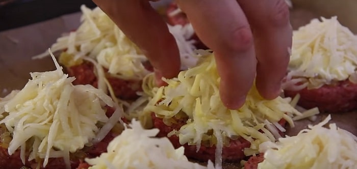 Recept na vynikající mleté maso v křupavém bramborovo-sýrovém obalu!