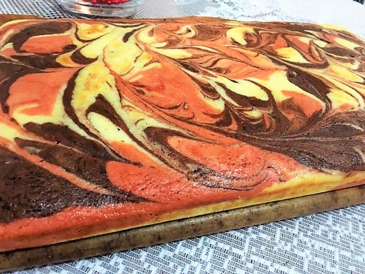 Recept od naší čtenářky – Vyzkoušejte tuto barevnou „papouškovou“ buchtu s kakaem a tvarohem!
