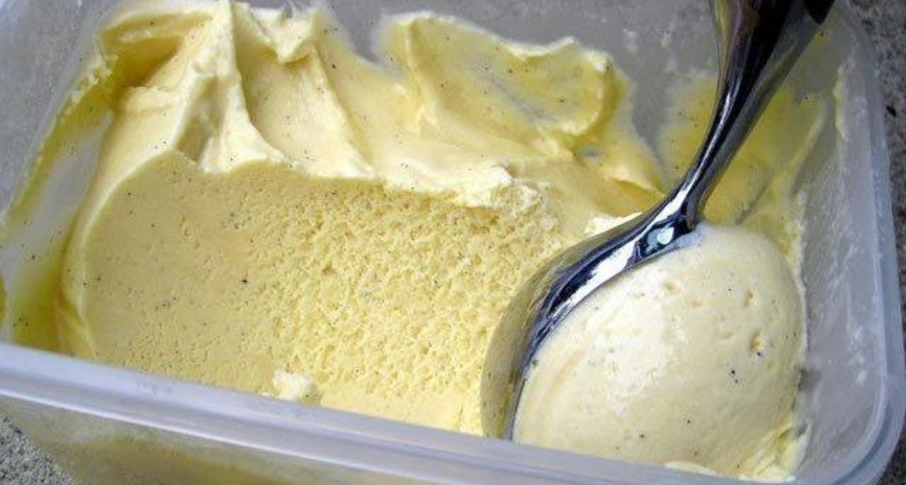 Rychlá krémová zmrzlina za 15 minut, která chutná stokrát lépe než ze stánku: Nepotřebujete vejce ani zmrzlinovač!