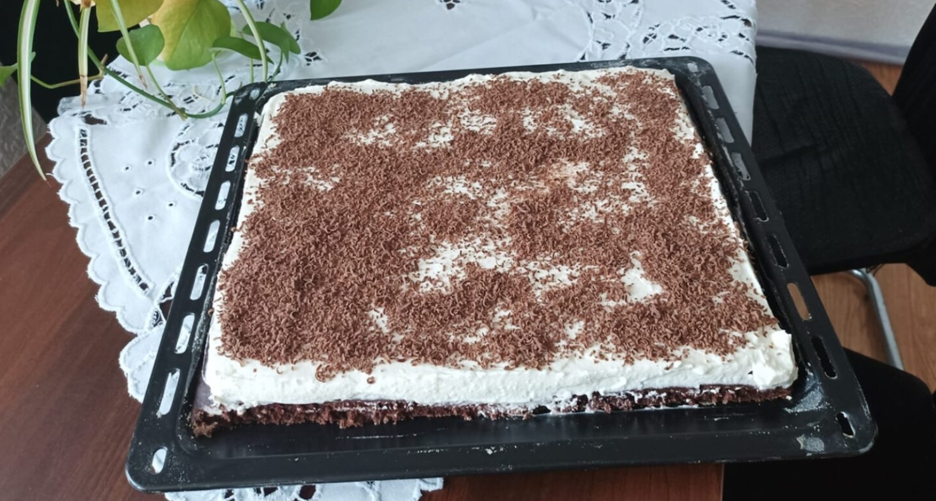 Rychlý bláznivý koláč s krémem ze zakysané smetany