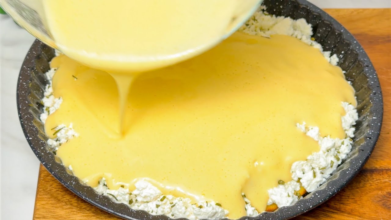 Slaný tvarohový koláč se sušenou cibulkou – jednoduchý recept na slanou pochoutku