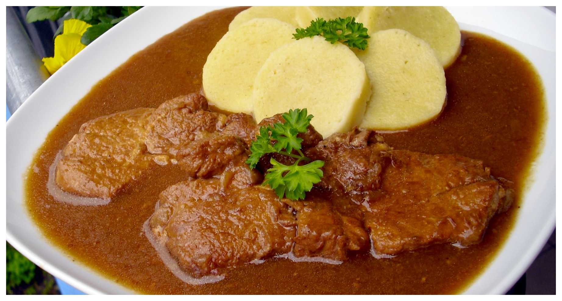 Tato vepřová kýta na hořčici s bramborovým knedlíkem je dokonalý oběd pro celou rodinu