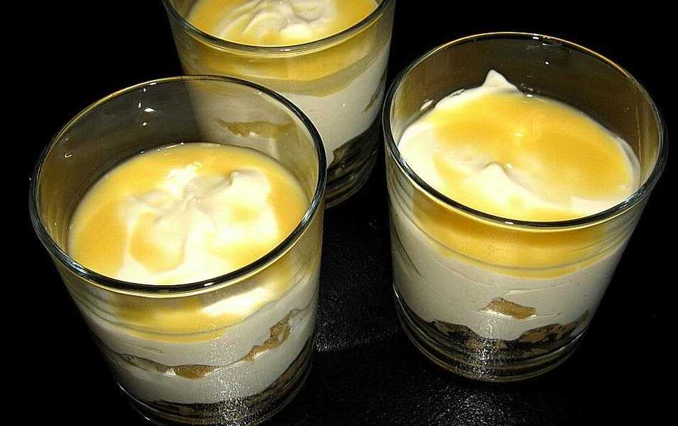 Tiramisu s kulinářským mascarpone a vajíček v mléce