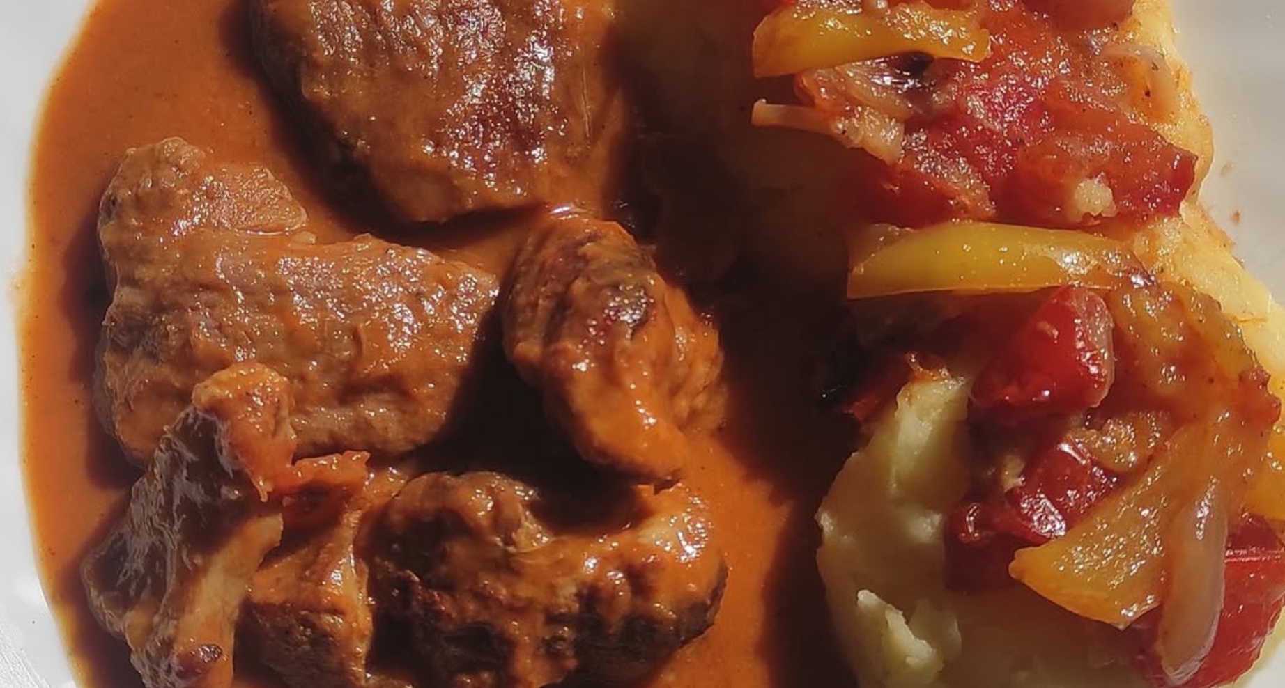 Vepřové na zelenině se šťouchanými bramborami: Dokonalá večeře z jednoho pekáče!