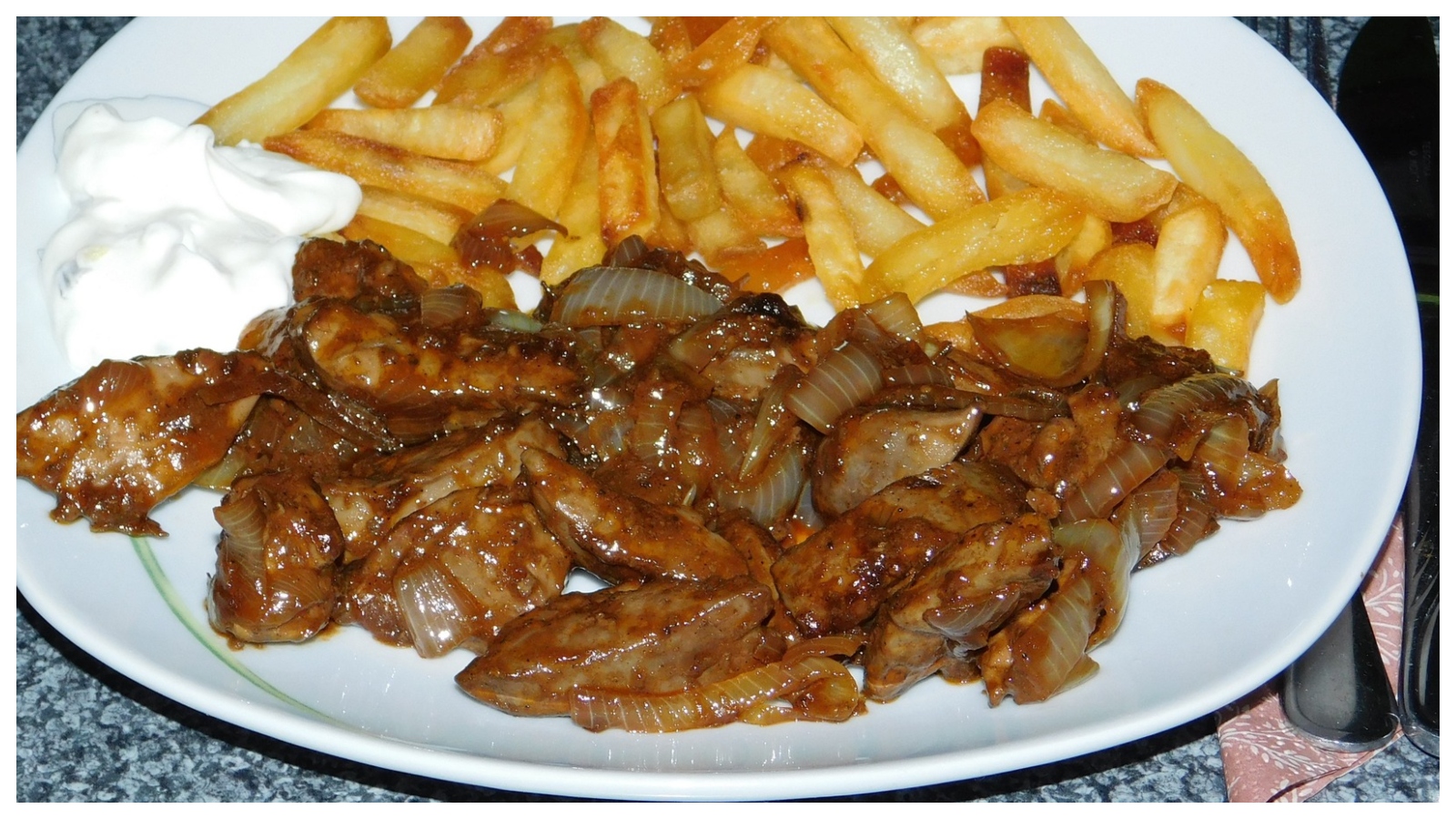 Vynikající drůbeží játra na cibulce a hranolky