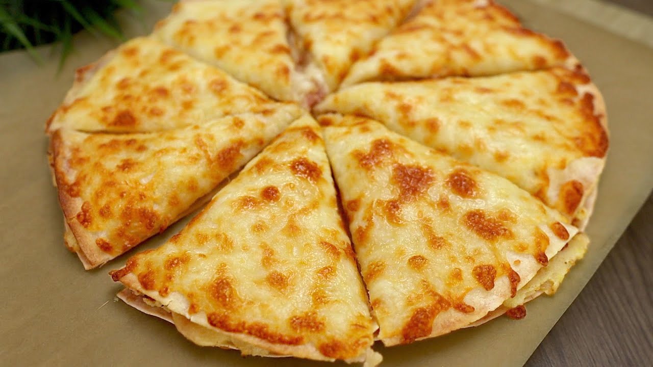 Zapečený pita chléb s bramborovou náplní, slaninou a sýrem ve tvaru pizze – rychlý a chutný recept