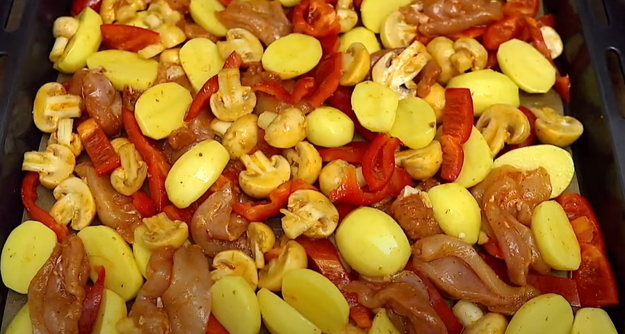 Brambory s houbami, zeleninou a kuřecím masem – Skvělá volba na víkendový oběd!