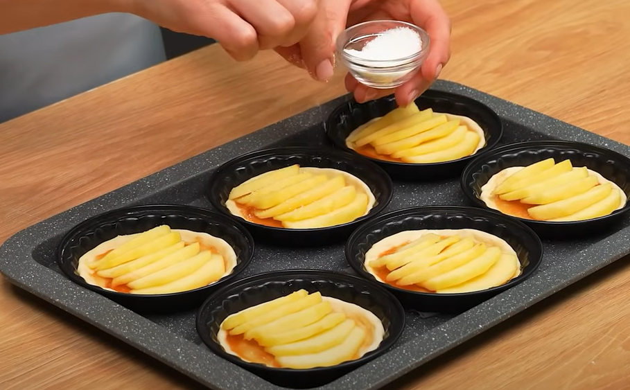 Chutnají skvěle a připravit je zvládne každý – Recept na jablečné košíčky!