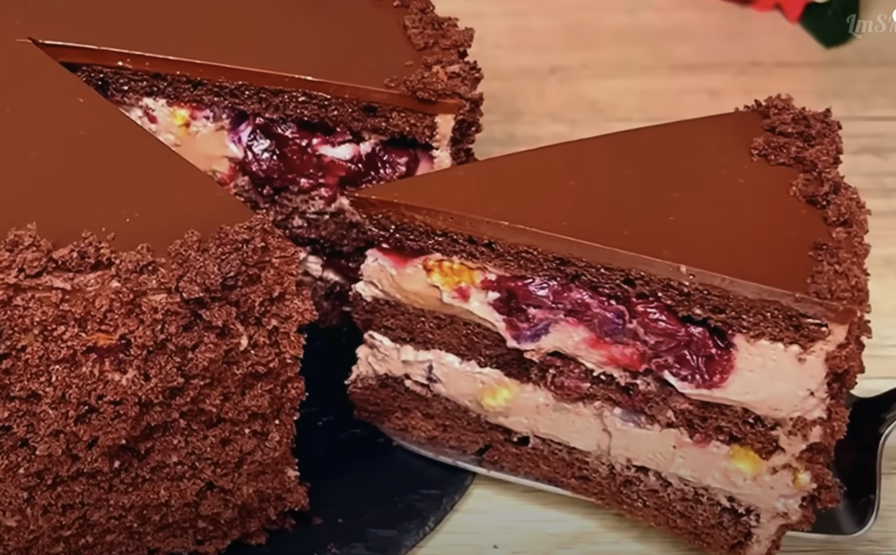 Čokoládový dort s třešněmi a oříškovým krémem – recept na luxusní slavnostní dezert