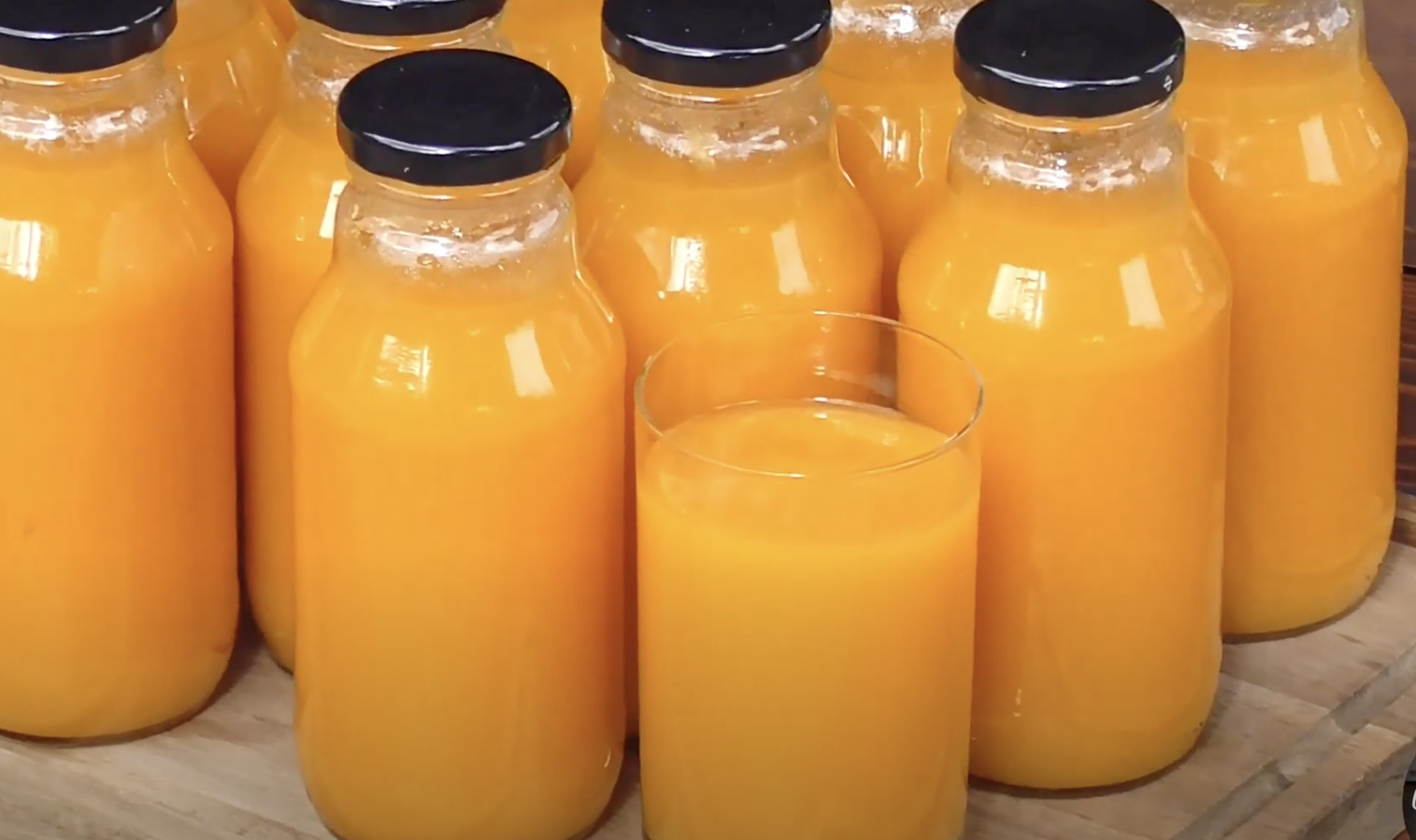 Domácí multivitaminová bomba z jablek, hrušek, mrkve a dýně – zdravý domácí džus