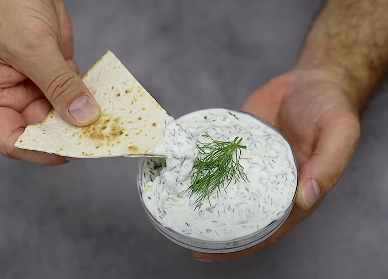 Domácí okurkový jogurtový dip s česnekem a koprem inspirovaný řeckým tzatziki