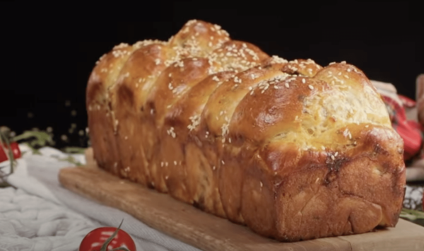 Honí vás mlsná na něco slaného? Vyzkoušejte tento chutný pletenec s mozzarellou!