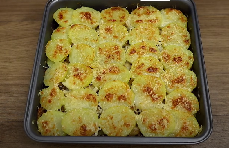 Inspirace na vynikající oběd – Vyzkoušejte tyto zapečené brambory se sýrem a houbami!