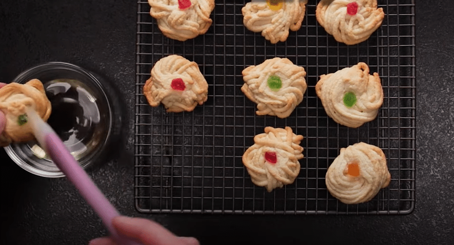 Jednoduchý recept na skvělé máslové sušenky s kandovaným ovocem!