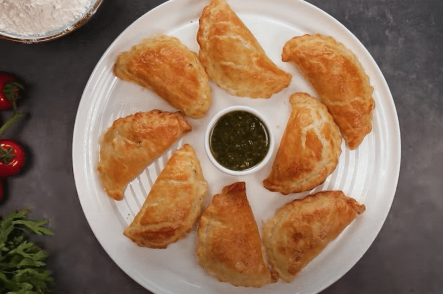 Jednoduchý recept na taštičky z listového těsta plněné mletým masem a sýrem!