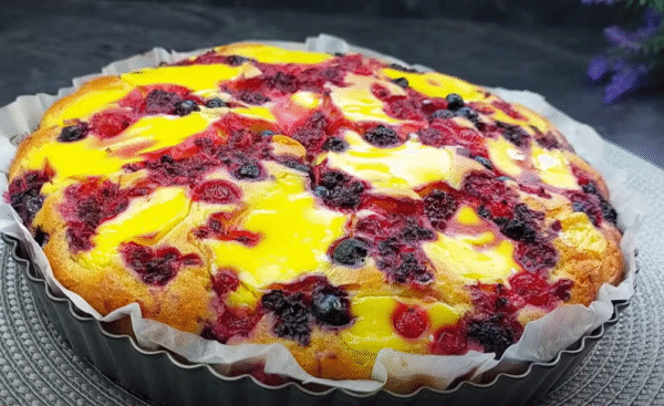 Jednoduchý recept na vynikající dort s lesním ovocem!