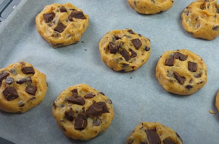 Nejlepší čokoládové cookies sušenky s ořechy – jednoduchý recept krok za krokem