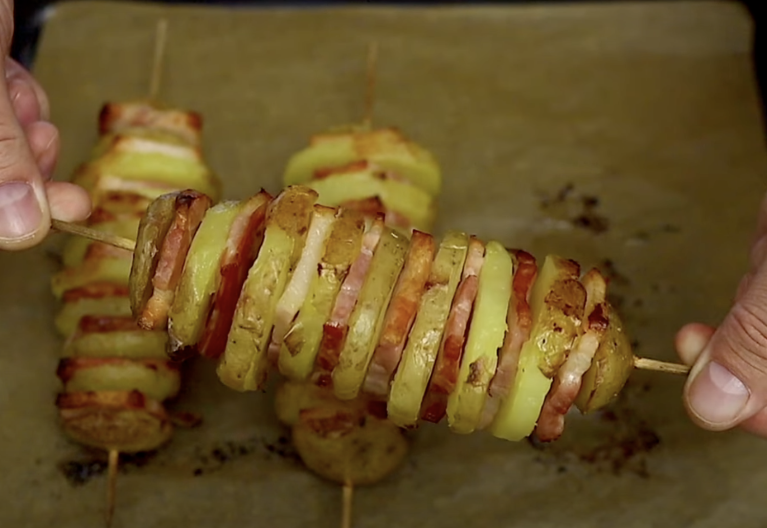 Pečené bramborové špízy se slaninou – jednoduchý recept z trouby