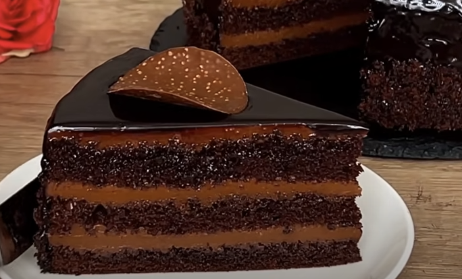 Recept na sametový čokoládový dort s krémem a lesklou polevou