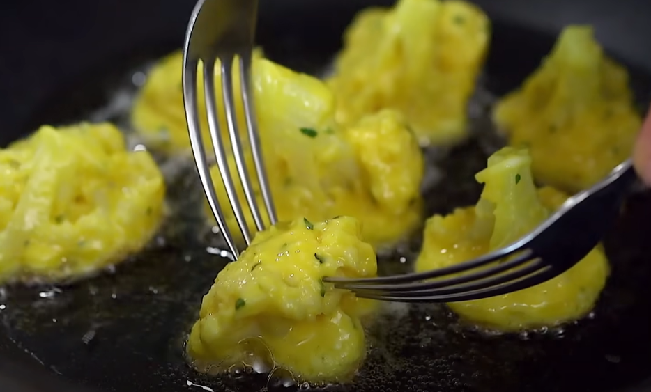 Recept na vynikající a rychle připravený oběd – Vyzkoušejte tento smažený květák v sýrovém těstíčku!