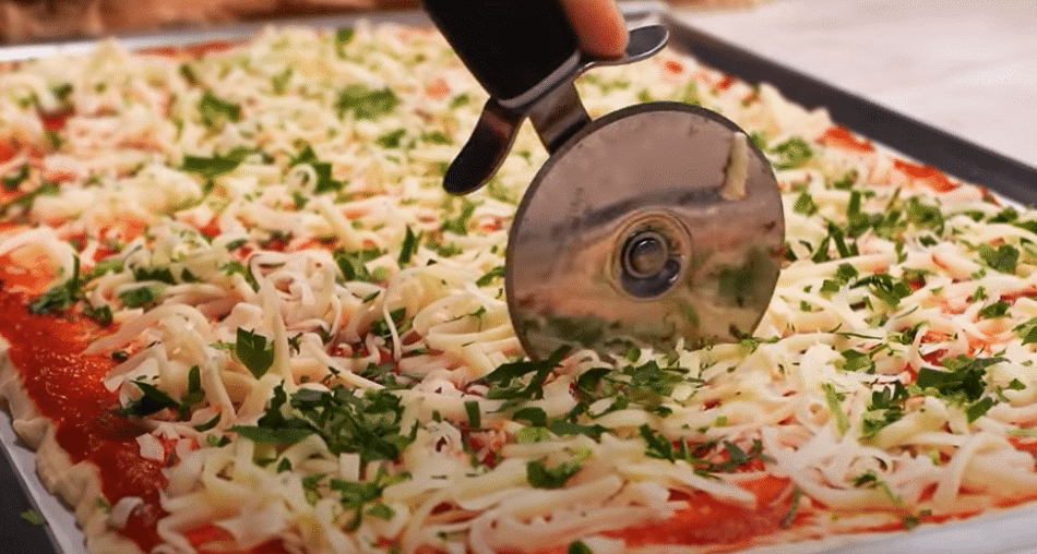 Vynikající domácí pizza připravená za pár minut – Na oslavu a večírek ideální volba!