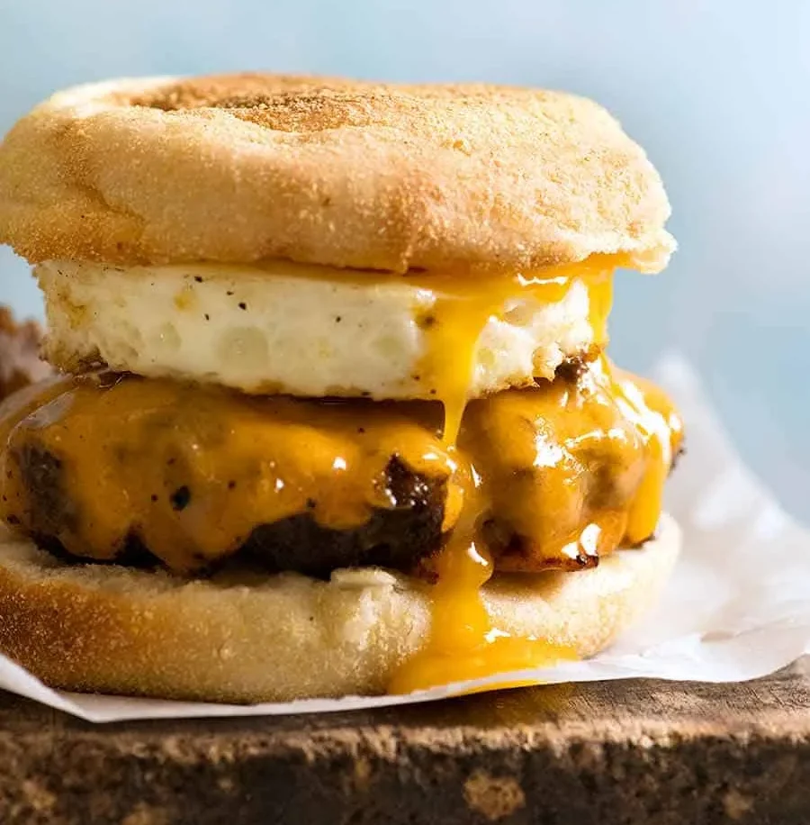 McMuffin z domácí kuchyně: Vajíčko, sýr a šťavnaté maso